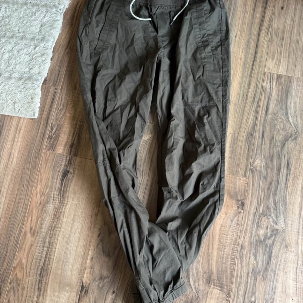 Vuori Men's olive ripstop traveler pant